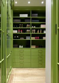 Г-образная гардеробная комната в зеленом цвете Ленинск-Кузнецкий